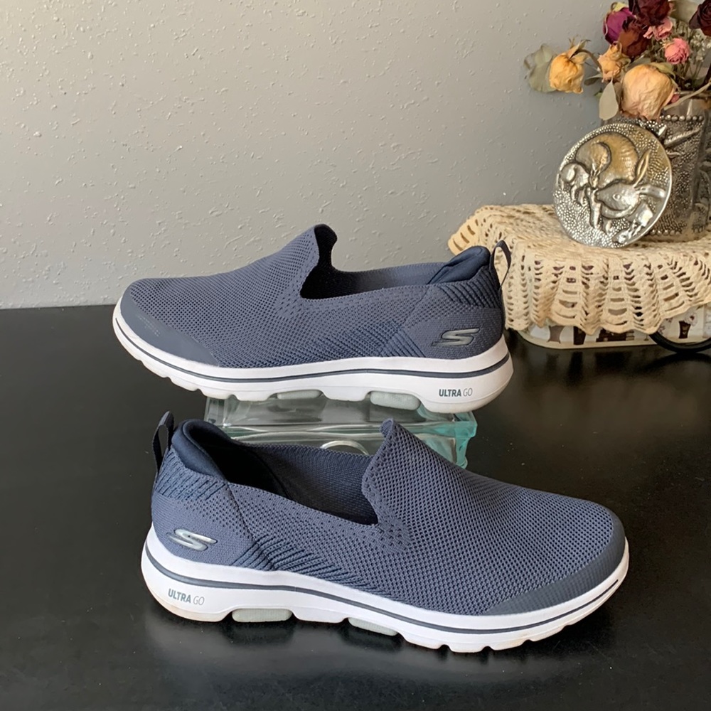 Skechers mens slip on shoes ultra go navy size 10.5 air cooled goga mat EUC